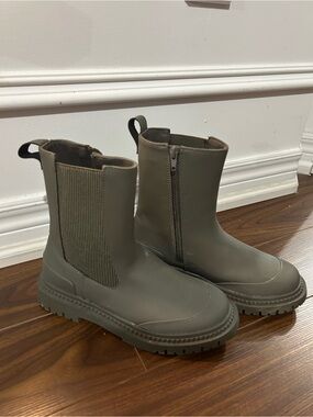 Zara Kids Olive Chelsea Boots with Side Zip